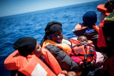 Donne migranti salvate dalla Sea Watch con bambini in braccio.