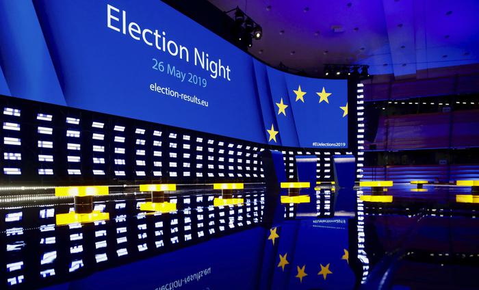 Lo schermo gigante con i risultati aggiornati delle votazioni europee nella sala stampa a Bruxelles.