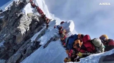 La fila degli scalatori sulla cima dell'Everest.