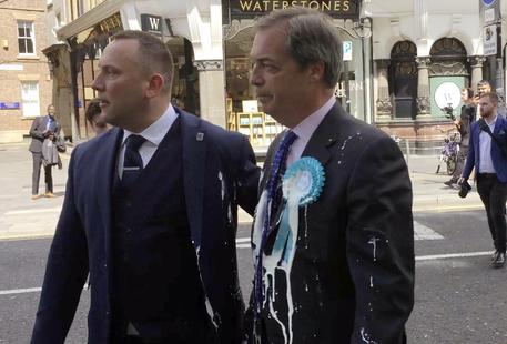 Nigel Farage con il vestito inzaccherato dopo il lancio del milkshake.