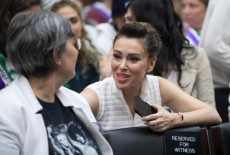L'attrice Alyssa Milano, a destra nella foto, mentre parla con un'altra donna di spalle.