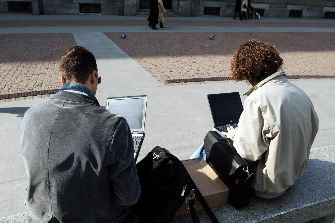 Giovani consultando il proprio laptop.