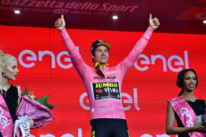 Slovenian Primoz Roglic della Jumbo-Visma sul podio dopo l'arrivo della cronometro a Bologna con la maglia rosa.