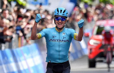 Giro: Pello Bilbao Lopez De Armentia dell'Astana Pro Team taglia trionfante il traguardo a L'Aquila.