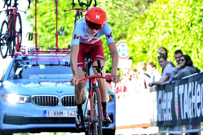 Il russo Ilnur Zakarin in azione sulle strade del Giro d'Italia.