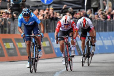 L'ecuatoriano Antonio Carapaz Montenegro (a sinistra) taglia vittorioso il traguardo a Frascati, nel Giro d'Italia 2019.