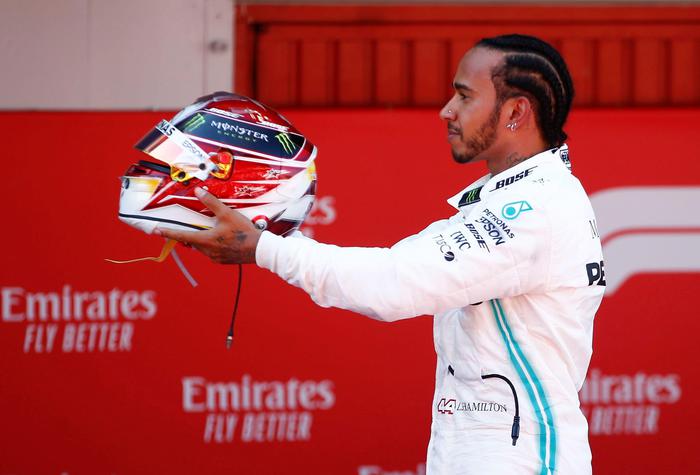 Lewis Hamilton pilota della Merdedes festeggia il podio del GP di Spagna.