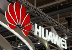 Il logo della Huawei sulla facciata di un edificio sede