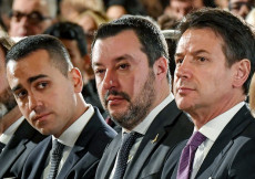 Il Presidente del Consiglio, Giuseppe Conte, con i vice Matteo Salvini e Luigi Di Maio.