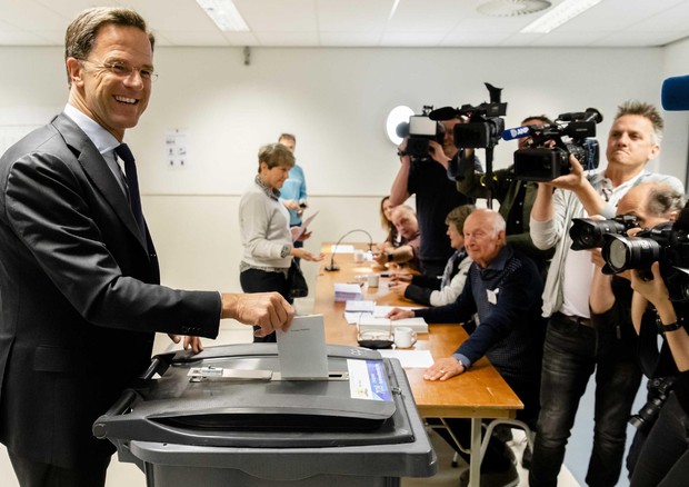 Il primo ministro olandese Mark Rutte al momento del voto.