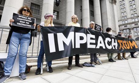 Manifestazione davanti alla Corte Suprema con una striscione con la scritta "Impeachment".