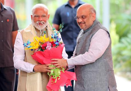 Il primo ministro indiano Narendra Modi (a sinistra) riceve un omaggio floreale dal presidente del partito BJP Amit Shah.