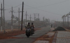 India: Persone in motocicletta abbandonano la città di Konark nel distretto Puri per l'arrivo del ciclone Fani.
