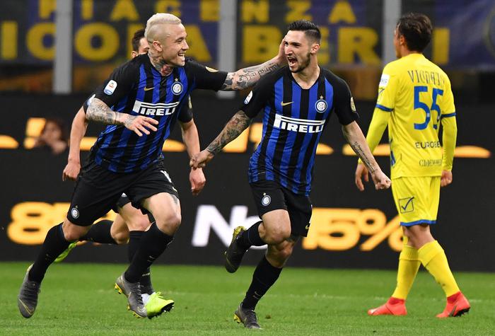 Inter: Matteo Politano, inseguito da Nainggolan, festeggia il gol contro il Chievo..