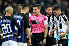 Gianluca Rocchi richiama il giocare dell'Inter D'Ambrosio durante la partita Udinese - Inter.
