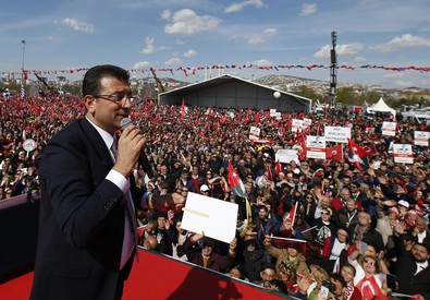 Ekrem Imamoglu, il nuovo sindaco di Istanbul durante un comizio