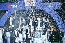I giocatori della Juventus festeggiano l'ottavo scudetto consecutivo.