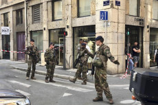 Militari francesi dell'antiterrorismo sul luogo in cui è esplosa la bomba..