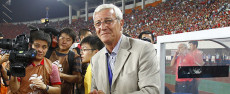 Marcello Lippi durante una partita nel Guangzhou's Tianhe stadium, in Cina.