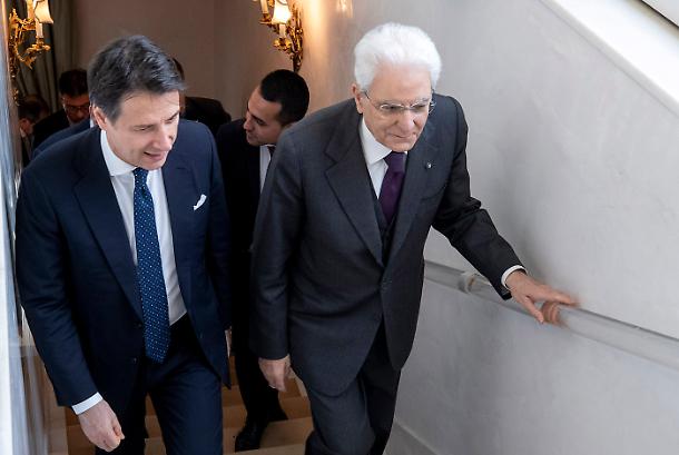 Il presidente Sergio Mattarella ed il Primo Ministro Giuseppe Conte mentre salgono le scale.