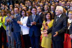 Il Presidente Sergio Mattarella riceve l'applauso della platea in occasione dell'intervento all’Assemblea Generale di Confindustria.