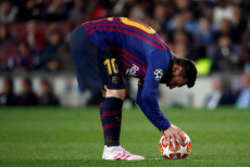 Leo Messi aggiusta il pallone per il suo micidiale calcio di punizione che ha steso il Liverpool.