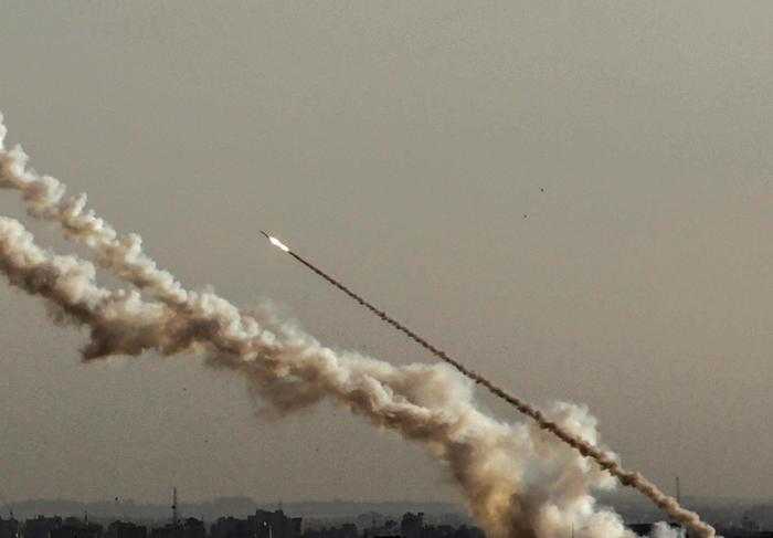 Missili da Gaza volano verso Israele, in Gaza City