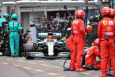 La Mercedes di Lewis Hamilton nel pitstop a Montecarlo. e tecnici della Ferrari