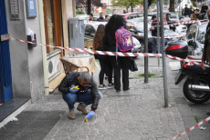 Uomini della polizia scientifica effettuano i rilievi nei pressi di piazza Nazionale, a Napoli, dove al termine di una sparatoria sono rimaste ferite tre persone tra cui una bambina