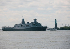 Nave da guerra Usa entra nel porto di New York