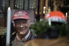 Il casco di Niki Lauda esposto durante il servizio funebre nella Cattedrale di Saint Stephen in Vienna.