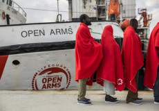 Migranti sul molo del porto, sbarcati dalla Open Arms.