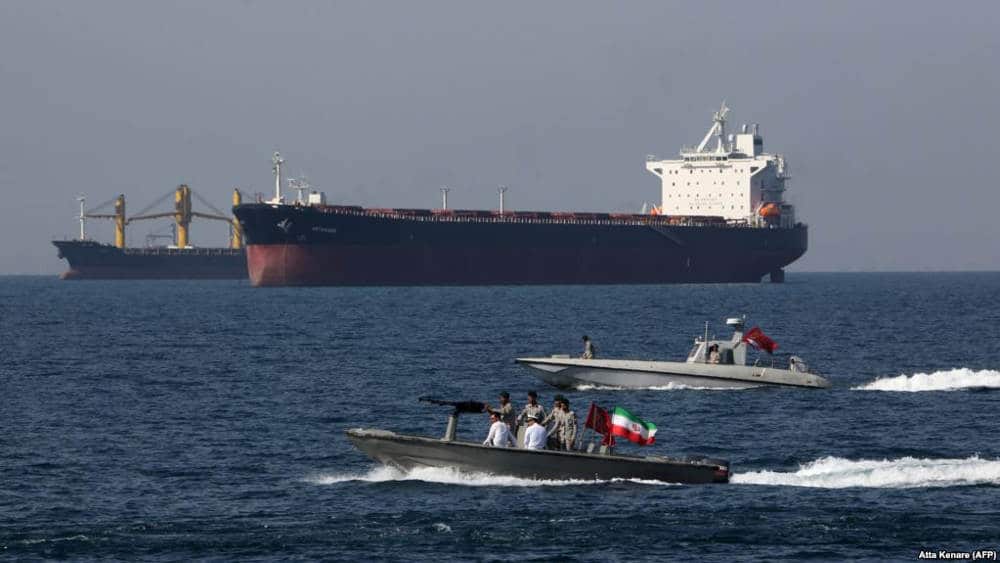 Petroliere saudite affiancate da motovedette iraniane