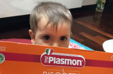 Il viso di un bambino su una confezione Plasmon.