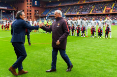 I due allenatori Cesare Prandelli, del Genoa, e Claudio Ranieri, della Roma, si salutano all'inizio della gara.