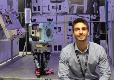 Roberto Carlino nel laboratorio di ricerca con il robot.