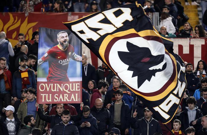 Lo striscione dei tifosi della roma per Daniele De Rossi durante la partita Parma-Roma.