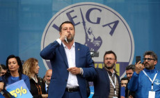 Il Ministro dell'Interno e Vice Primo Ministro, Matteo Salvini, bacia il crocifisso durante la manifestazione in Piazza Duomo a Milano.