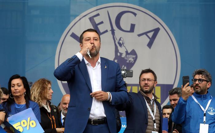 Il Ministro dell'Interno e Vice Primo Ministro, Matteo Salvini, bacia il crocifisso durante la manifestazione in Piazza Duomo a Milano.