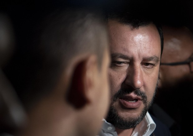 Il ministro dell'Interno Matteo Salvini, di spalle il ministro del Lavoro, Luigi Di Maio.
