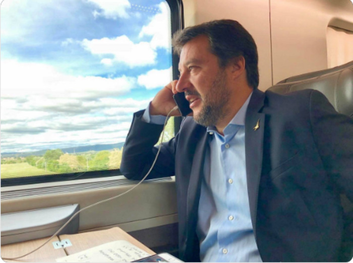 Il Ministro dell'Interno, Matteo Salvini, parla al telefono durante un volo in elicottero.