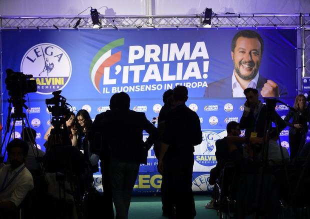 Un manifesto elettorale "Prima l'Italia" della Lega per le elezioni europee.
