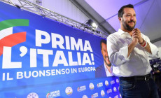 Il ministro dell'Interno e Vice-premier, Matteo Salvini, sul palco della Lega ringrazia gli elettori dopo il trionfo nelle europee