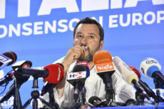 Il vice Premier e ministro dell'Interno, Matteo Salvini, in conferenza stampa dopo la vittoria nelle europee, baciando il rosario