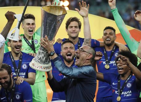 L'allenatore del Chelsea, Maurizio Sarri, solleva la Coppa Uefa conquistata contro l'Arsenal a Baku, Azerbaijan.