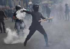Scena degli scontri tra polizia e manifestanti a Genova.