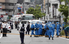 Polizia e agenti sul luogo dell'attenta anKawasaki, vicino Tokyo.