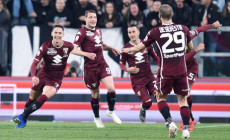 Sasa Lukic corre verso i compagni di squadra dopo il goal (0-1) del momentaneo vantaggio del Torino sulla Juventus.