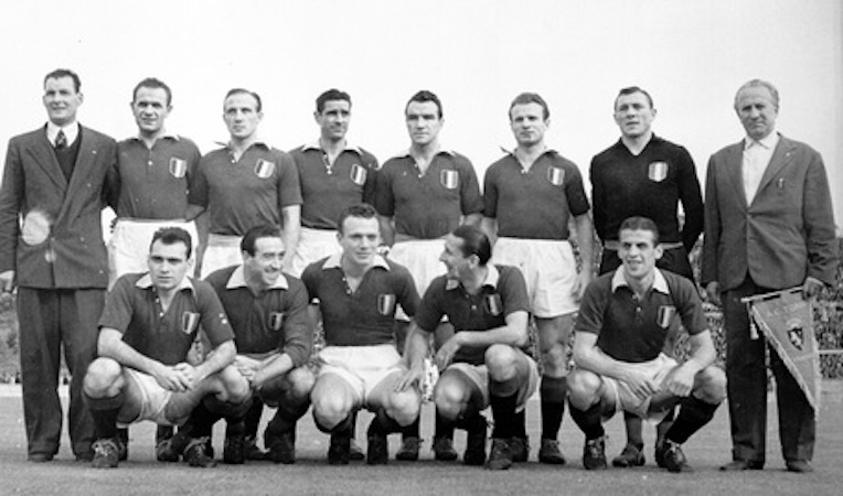 FORMAZIONE DEL TORINO DEL 1949: CASTIGLIANO, BALLARIN, RIGAMONTI, LOIK, MAROSO, MAZZOLA ACCOSCIATI : BACIGALUPO, MENTI, OSSOLA, MARTELLI, GABETTO.