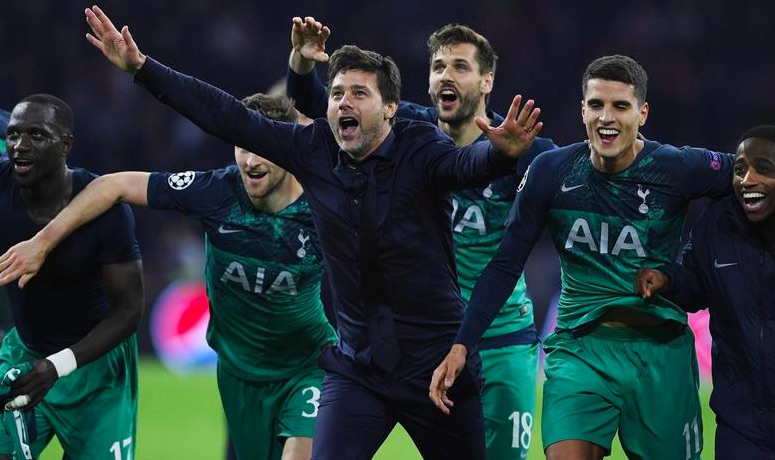 Giocatori e tecnico del Tottenham festeggiano la vittoria sull'Ajax